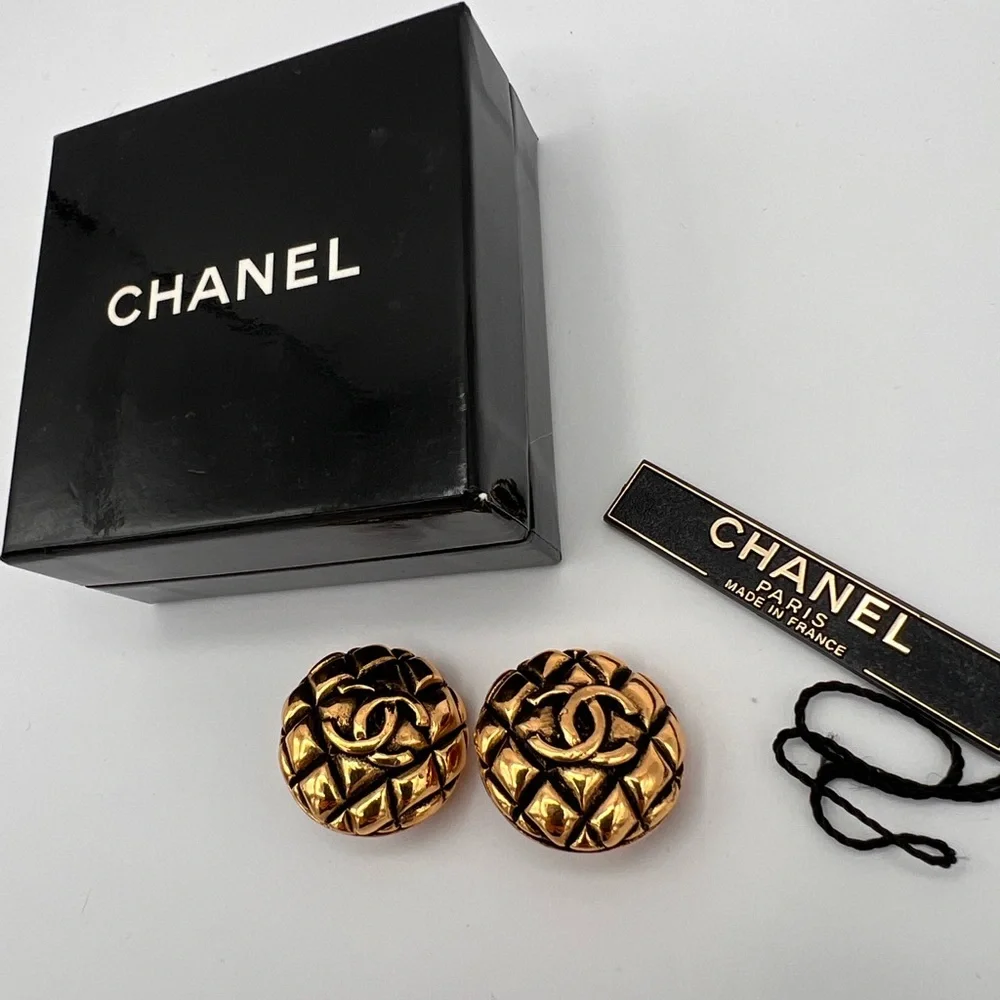 CHANEL Vintage Quilted CC Matelasse Logo Earrings - Picture 3 of 10